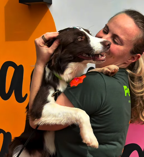 Equipe do Pet Park com um cãozinho no colo